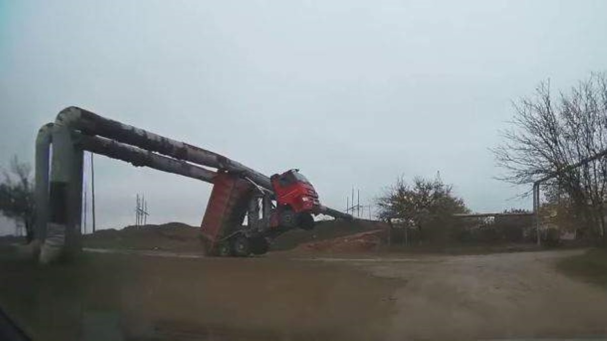 Грузовик со стройки Крымского моста оставил Керчь без тепла. Видео