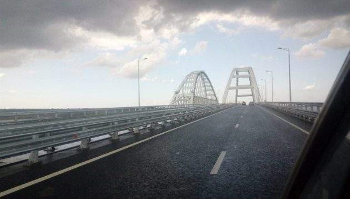 На Крымском мосту водители устроили «ледовое побоище»: кадры масштабного коллапса