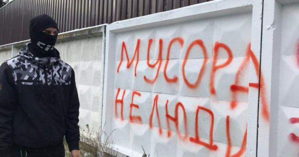 Дом Авакова атаковала разъяренная толпа: министр чуть не угодил в мусорный бак