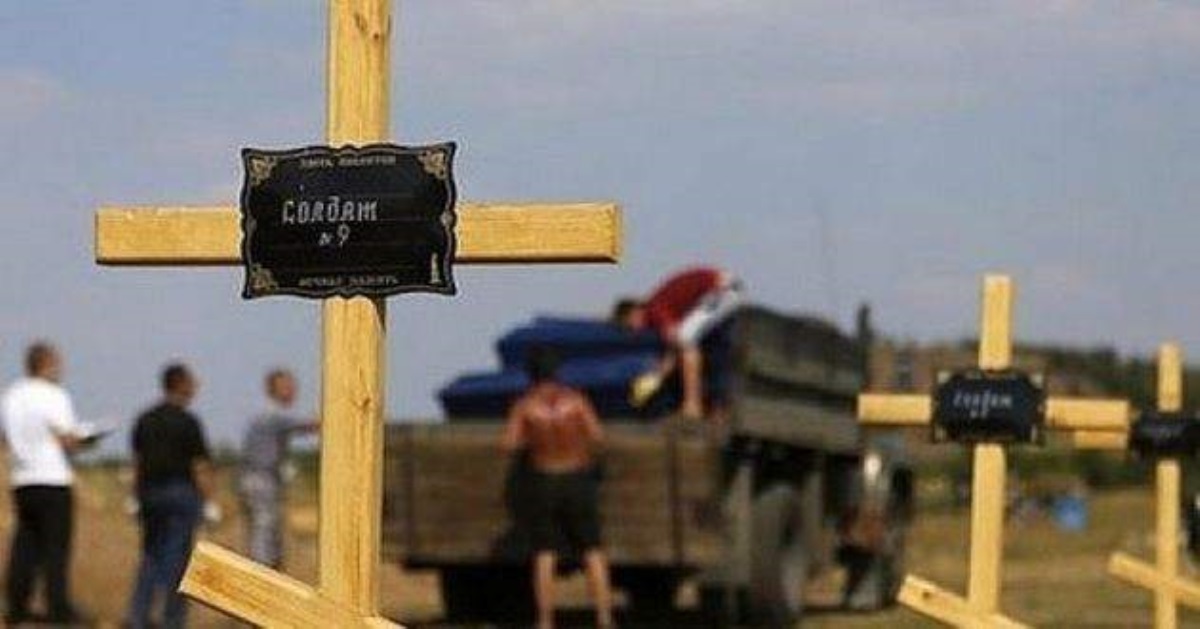 Убили и похоронили под чужими именами: Кремль уличили в новом фейке о Донбассе