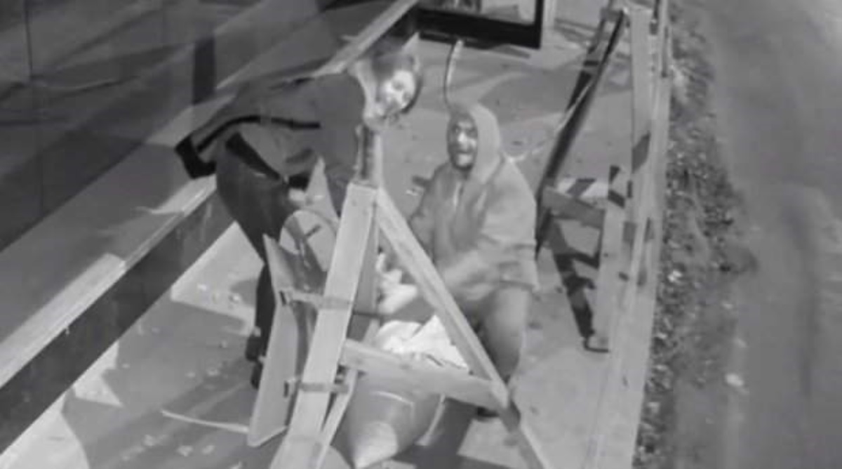 Полицейская и таможенник среди ночи украли остановку в Ужгороде. Видео
