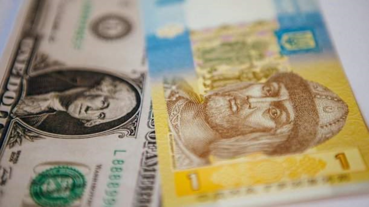 Сколько еще будет падать курс доллара в Украине: прогноз эксперта