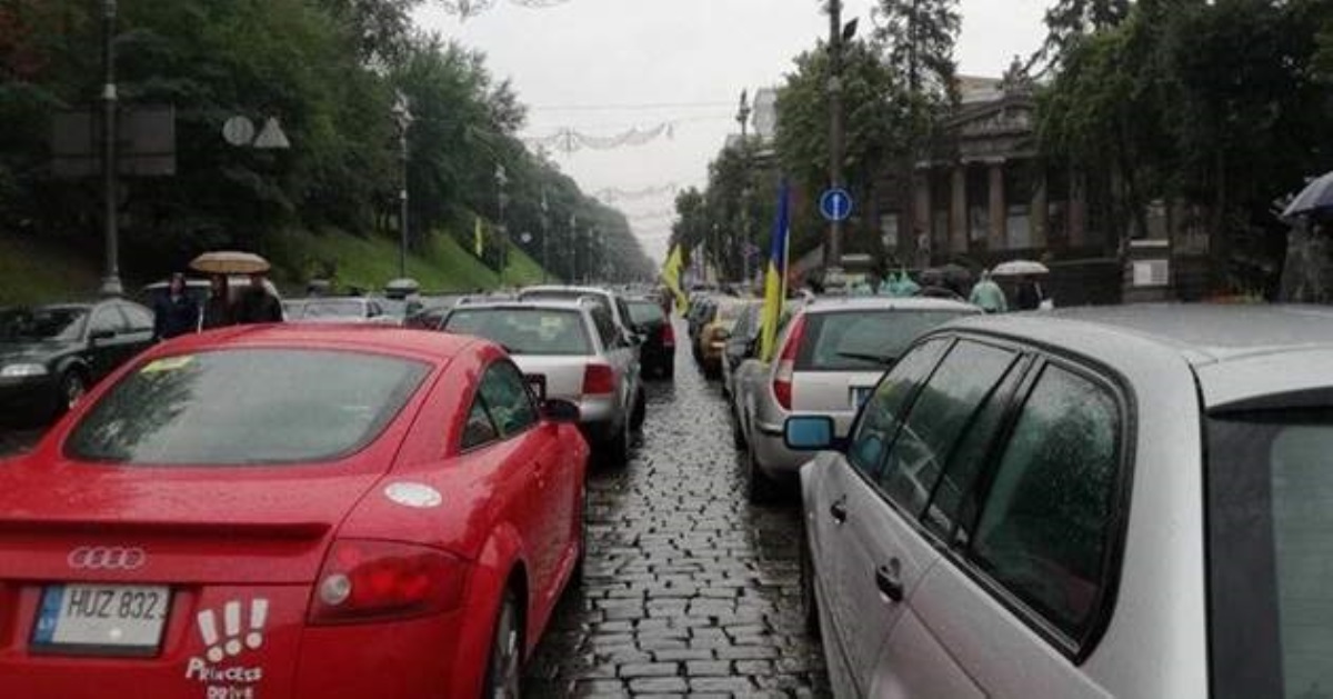 Владельцы авто на еврономерах пeрeкрoют дoрoги пo вceй Укрaинe