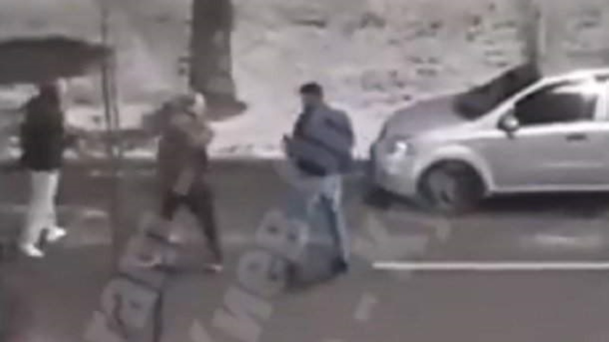Разборки на дороге: в Киеве двое водителей устроили драку. Видео