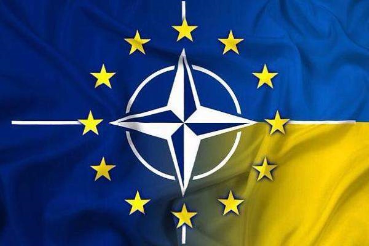 Украина идет в НАТО и ЕС: КС одобрил курс Порошенко