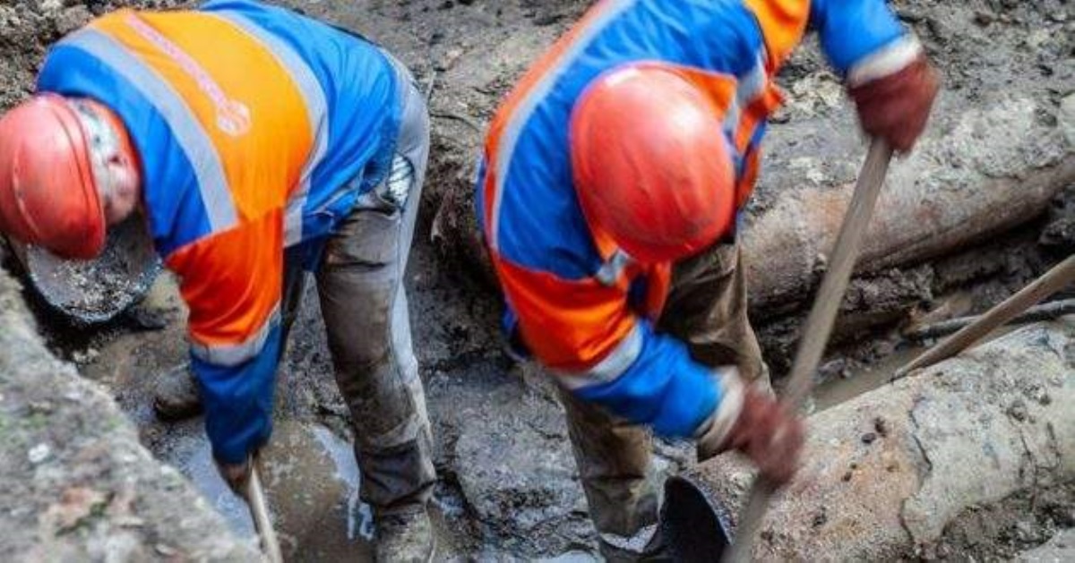 В Киеве коммунальщики устроили дикую драку и искупались в грязи