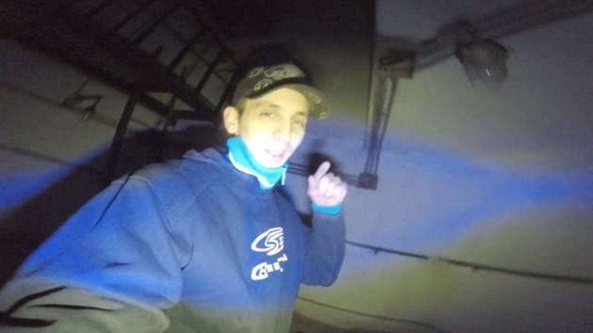 В Харькове подростки проникли с улицы в тоннель метро и сняли видео