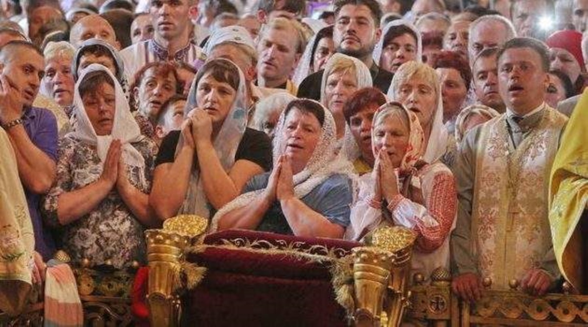 Чому українській жінці в церкві хустка не потрібна
