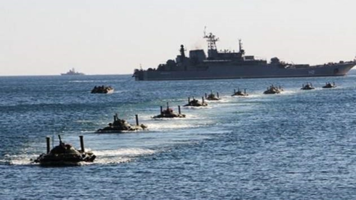 Военный корабль РФ протаранил буксир ВМС Украины в Азовском море