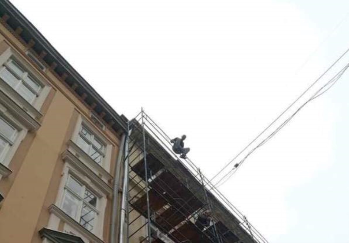 В центре Львова иностранец на крыше пугает людей, что покончит с собой