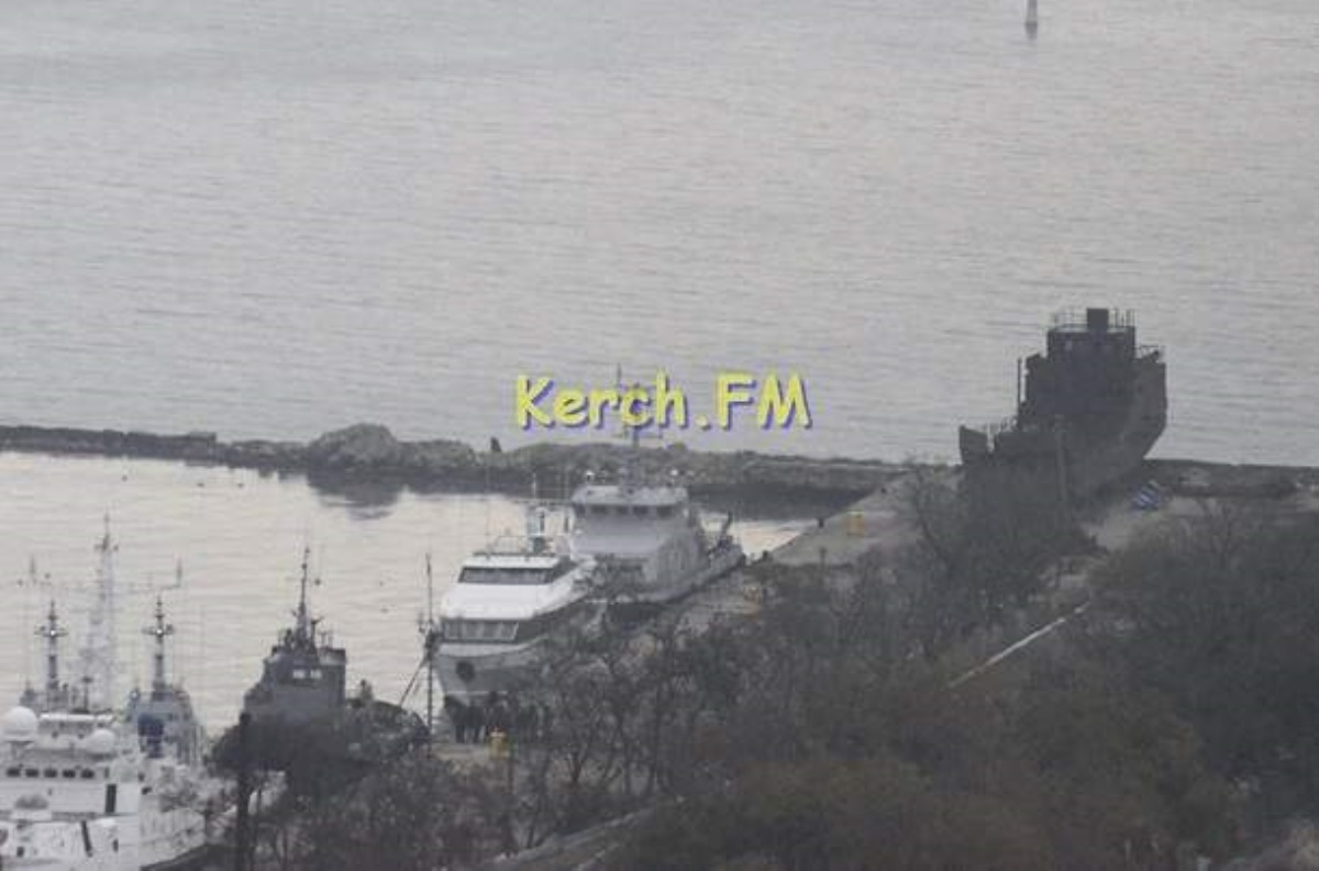 Порошенко требует освободить украинских моряков и корабли, задержанные РФ в Керченском проливе