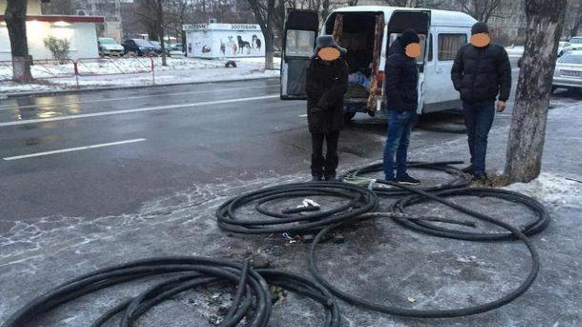 В Киеве украли почти 80 метров кабеля правительственной связи. Фото
