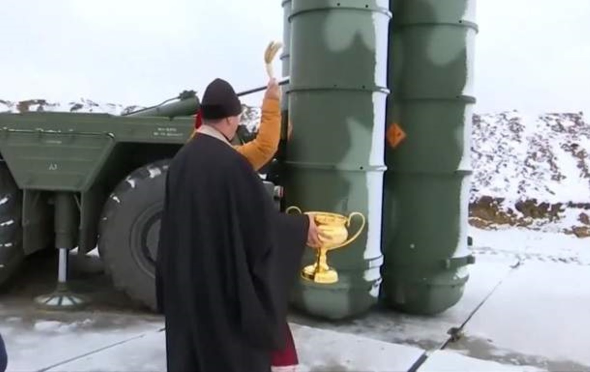 В Крыму освятили зенитно-ракетный комплекс С-400 "Триумф"