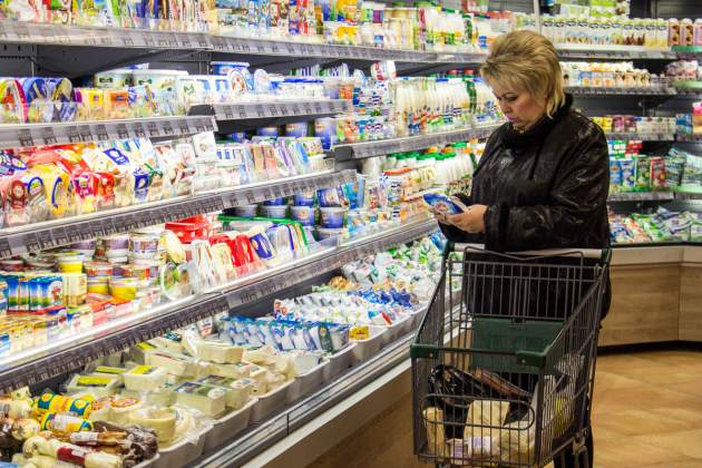 Украинцы тратят на продукты почти всю минимальную зарплату