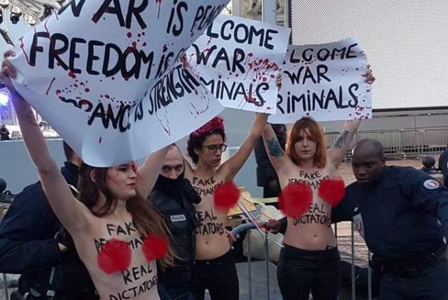 Активистки Femen разделись под Триумфальной аркой