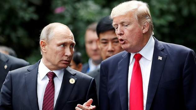Путин похлопал Трампа по плечу и показал ему палец