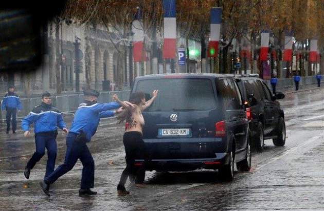 Участницы Femen пыталась залезть на кортеж Трампа