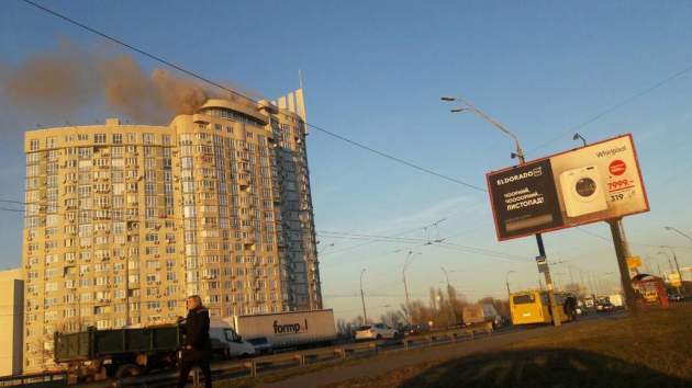 В Киеве загорелась многоэтажка. Видео