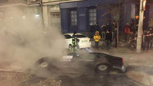 В центре Киева авто провалилось под асфальт в кипяток