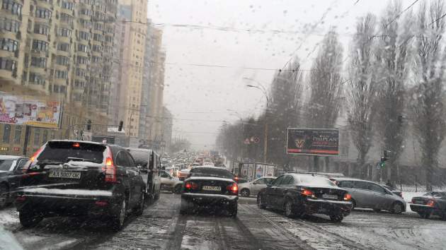 Первый снег вызвал массовые аварии на дорогах Киева