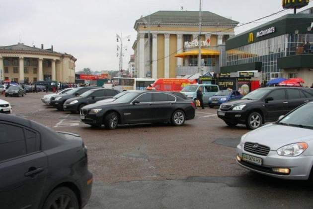 В Украине транспорт на парковке будут отбирать по-новому