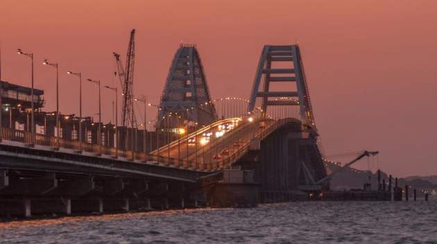 На Крымском мосту массовое ДТП из-за гололеда. Видео