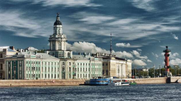В Петербурге мужчина прошел по канату между домами на уровне 27 этажа
