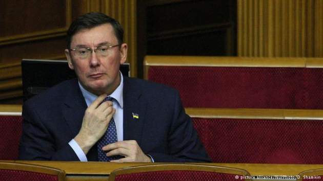 Луценко еще летом обещал уйти в отставку, если введут военное положение
