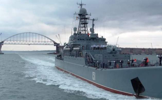 Конфликт возле Крымского моста: теперь любая страна получает право «отжать» у России корабль