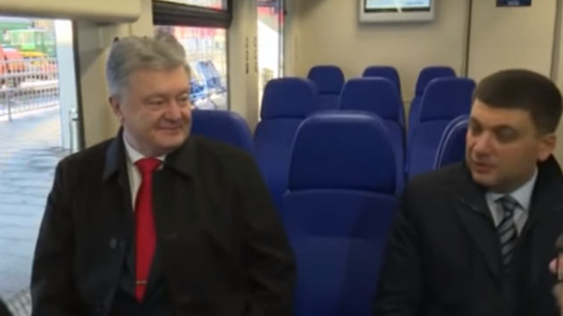Порошенко и Гройсман прокатились в экспрессе до Борисполя. Видео