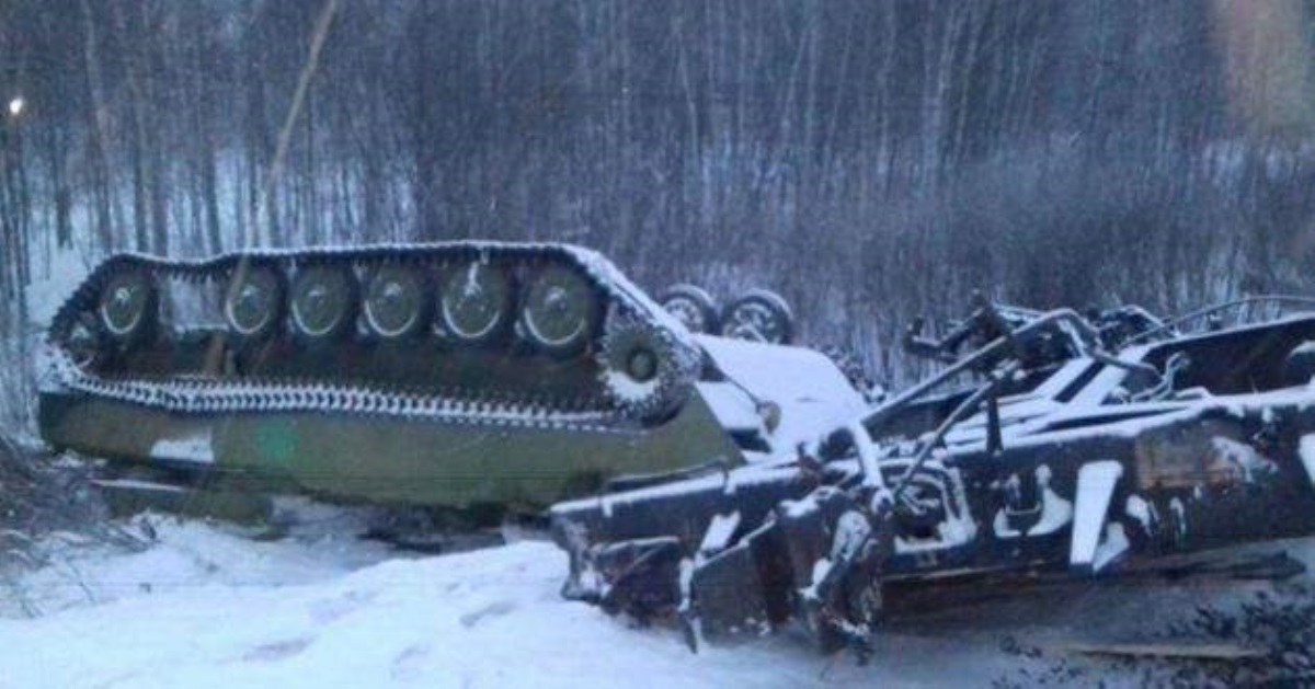 В России сошел с рельсов поезд с военной техникой: кадры с места ЧП