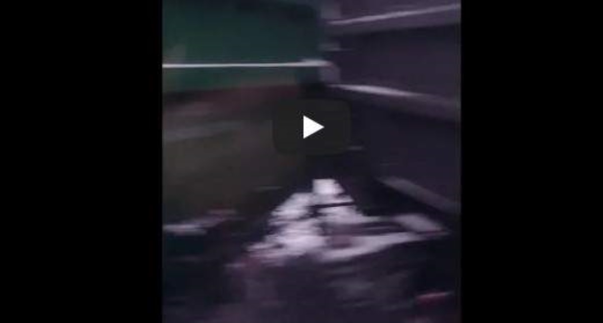 Появилось видео поезда с военной техникой, сошедшего с рельсов в России