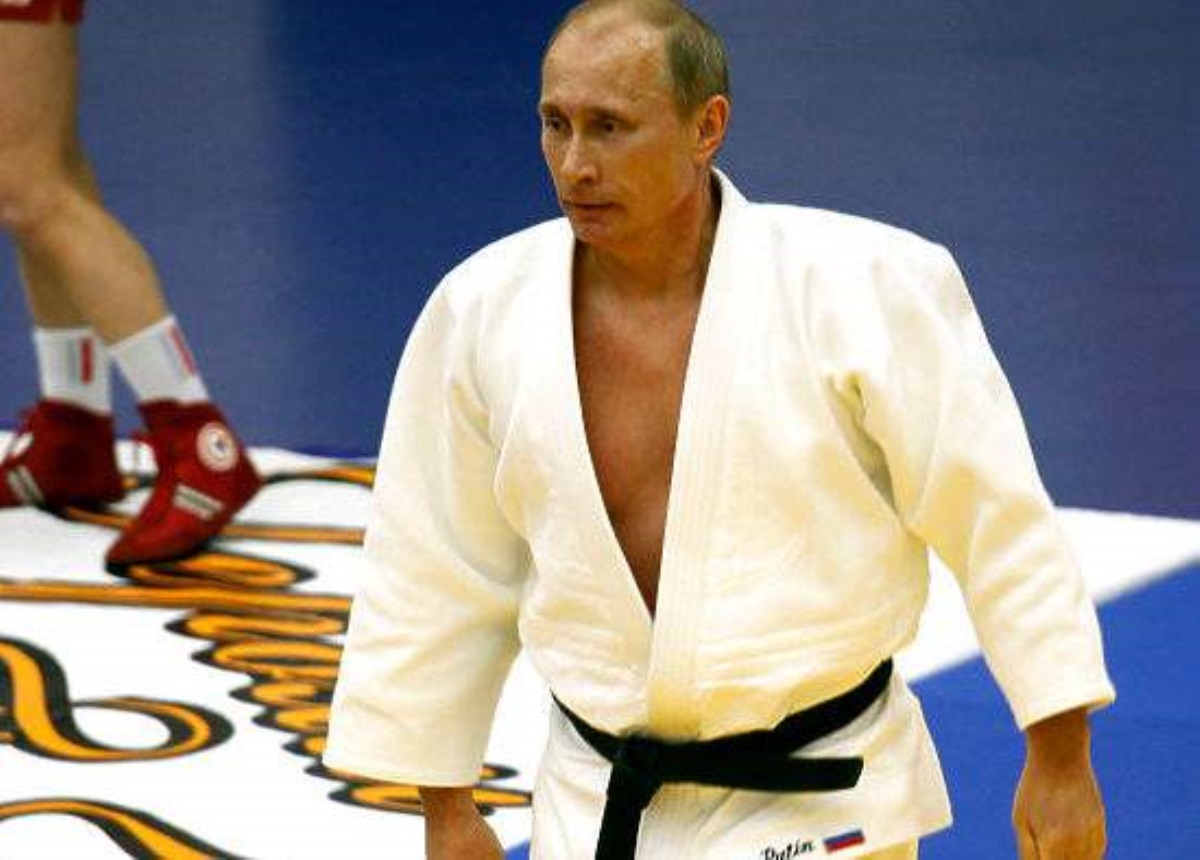 Путин опозорился в Москве: престарелый сутенер в красном халате
