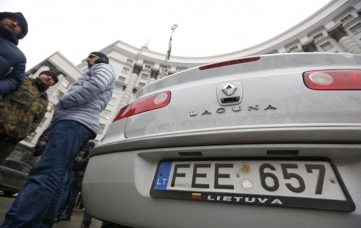 Украинцы не спешат растаможивать "евробляхи"