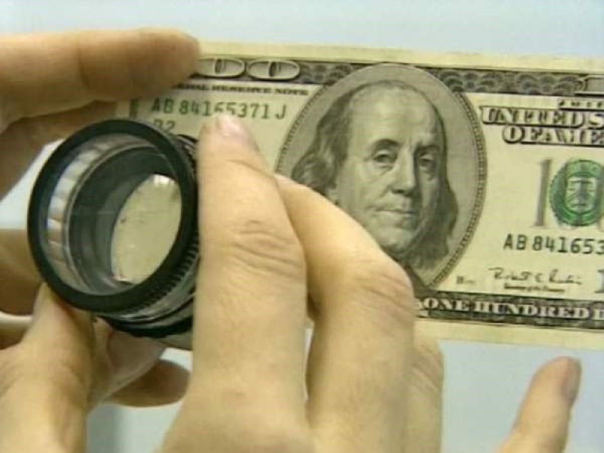 Фальшивки кругом: как украинцам продают поддельные доллары