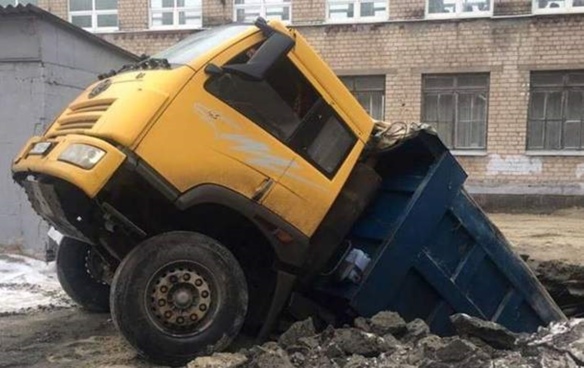 В Днепре грузовик провалился под землю