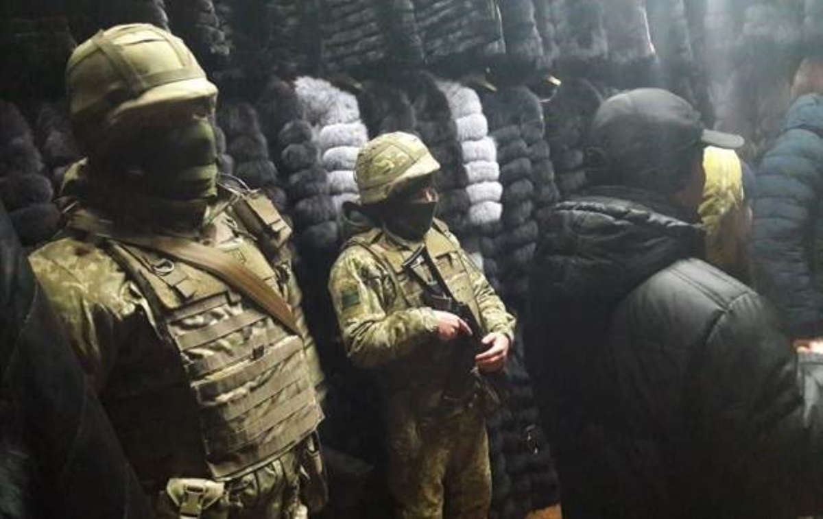 Силовики изъяли сотни шуб в ТРЦ Харькова