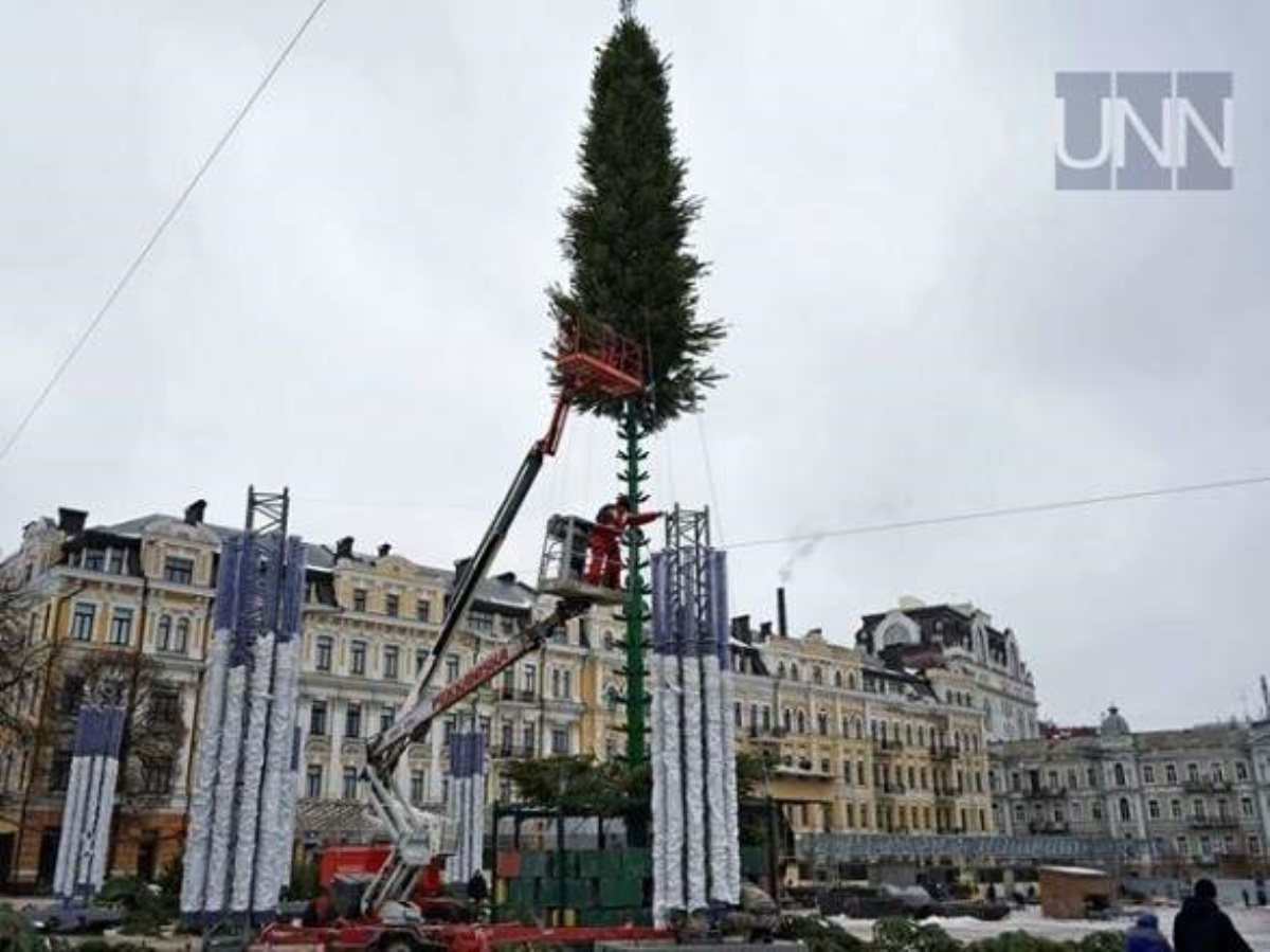 В Киеве начали устанавливать главную новогоднюю елку страны. Видео