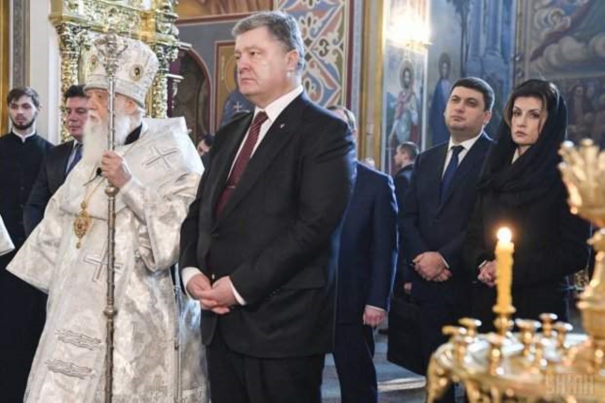 В УПЦ МП записали Порошенко в свои ряды: был иподиаконом