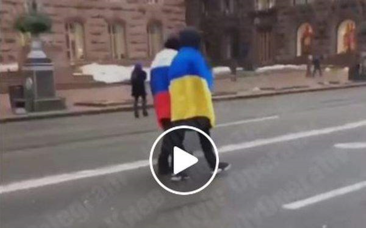 "Обнимемся, братья": в центре Киева устроили провокацию с российским флагом