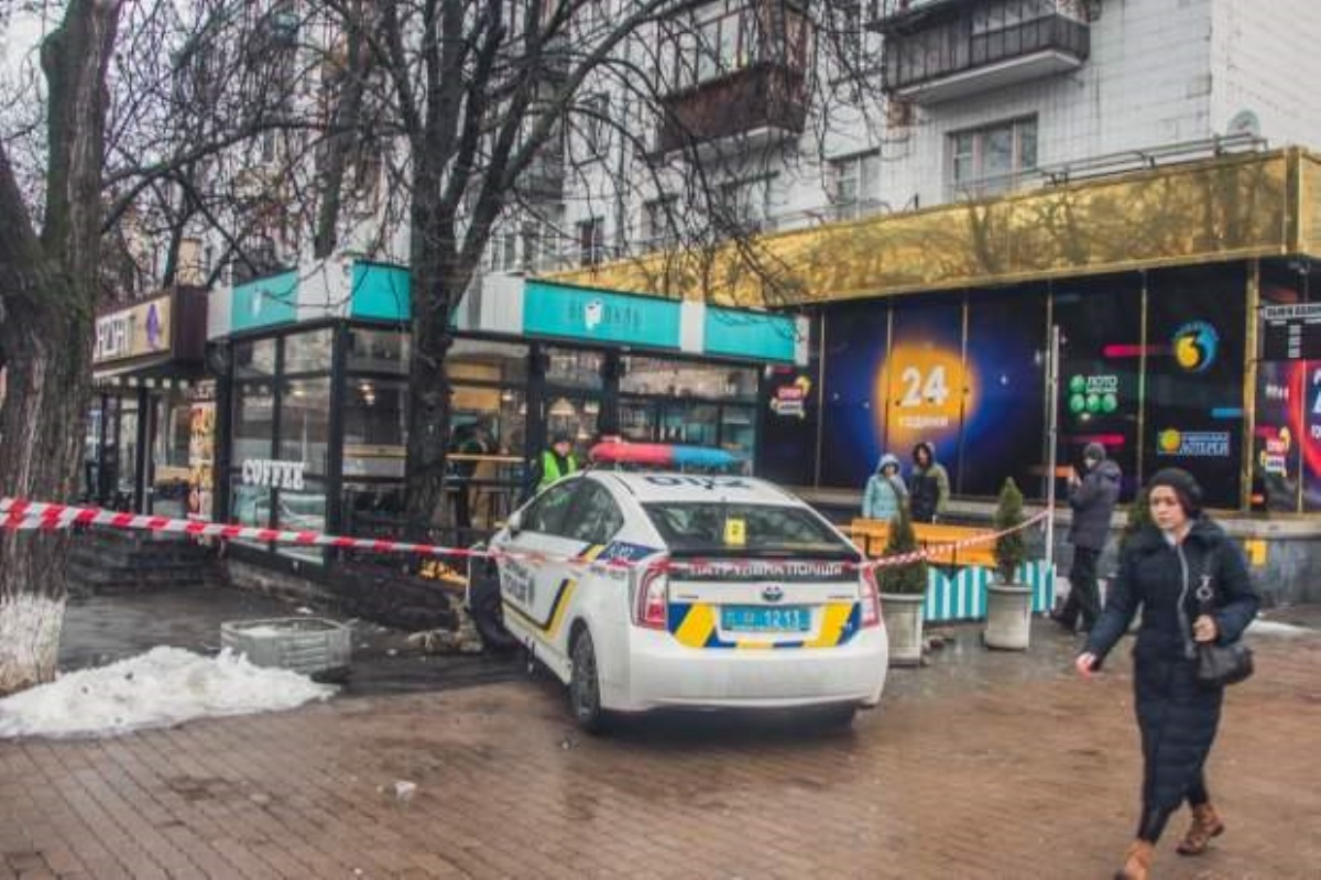 Киевский патруль взбесился: снес пешехода и протаранил кафе