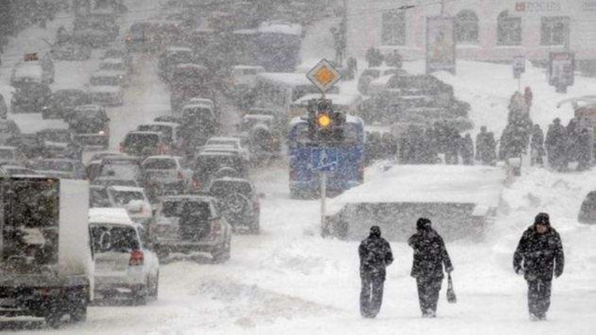 До 20 см снега в Киеве: водителей не предупредили, а пригрозили