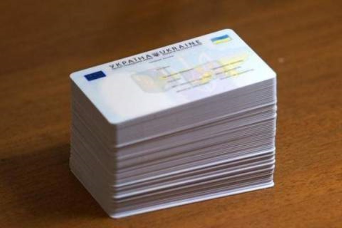 Украинцам разрешили ездить по ID-картам в еще одну страну