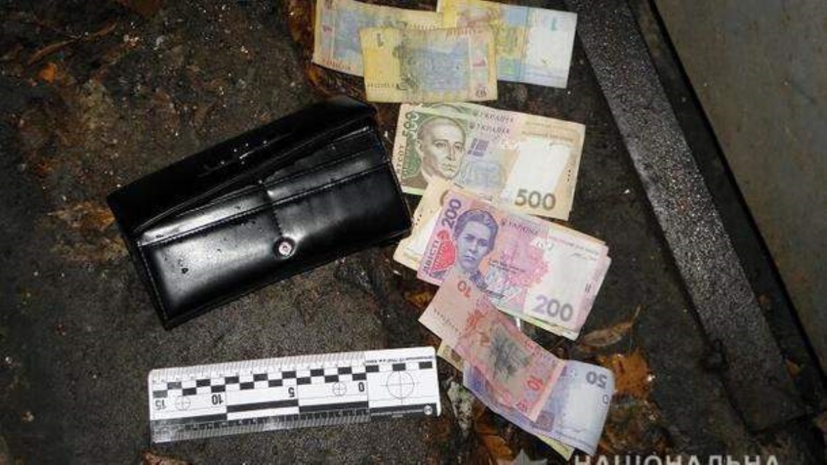 За день на улицах Киева отобрали кошельки у двух женщин