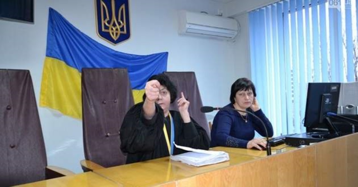 Судья показала адвокату кукиш и угрожала