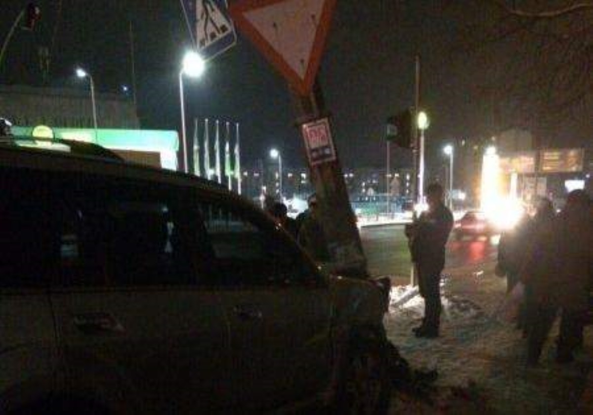 В Ивано-Франковске пьяный водитель протаранил маршрутку и влетел в столб