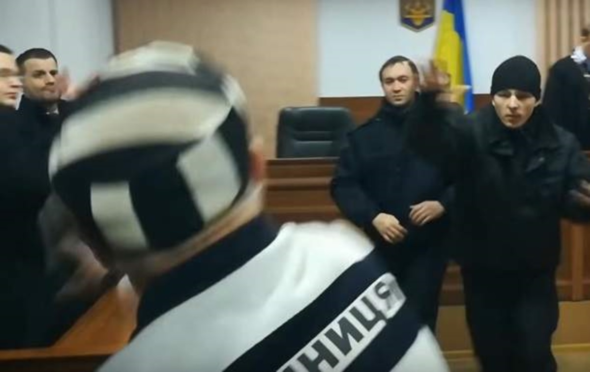 На суде у Савченко в прокурора запустили сапогом. Видео
