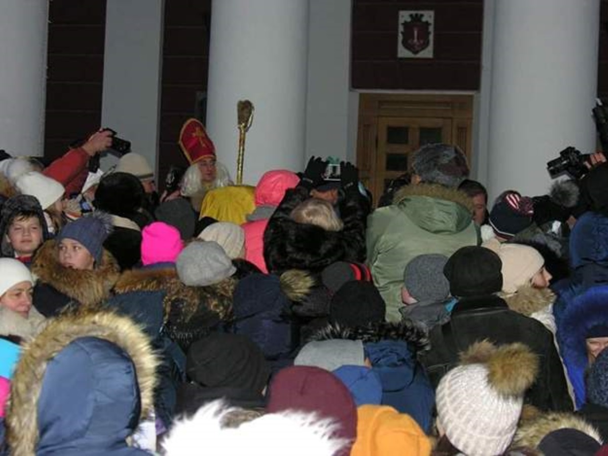 Одесситы устроили давку из-за бесплатных подарков. Фото