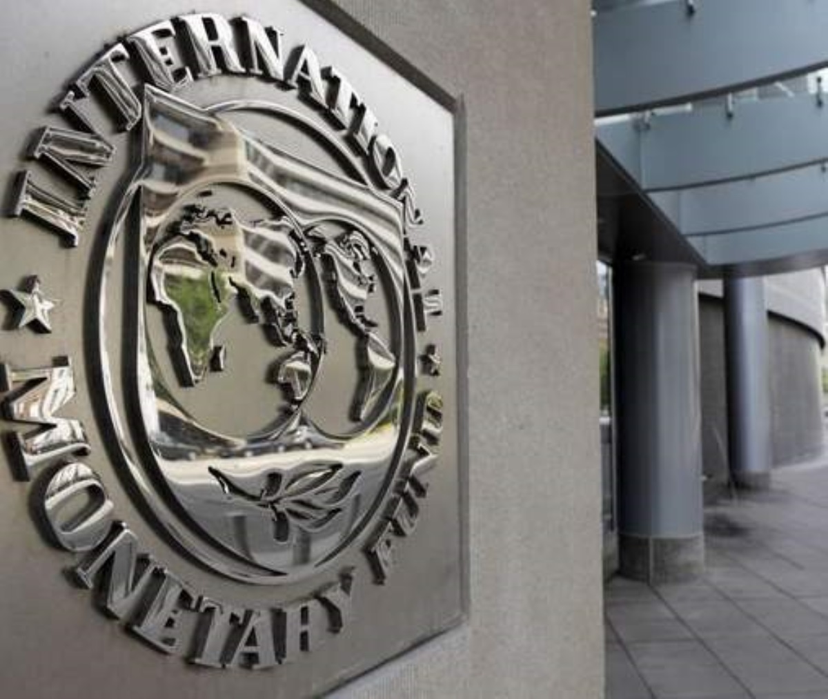 Урежут субсидии и отменят гарантии по вкладам: на что пошло правительство ради кредита МВФ