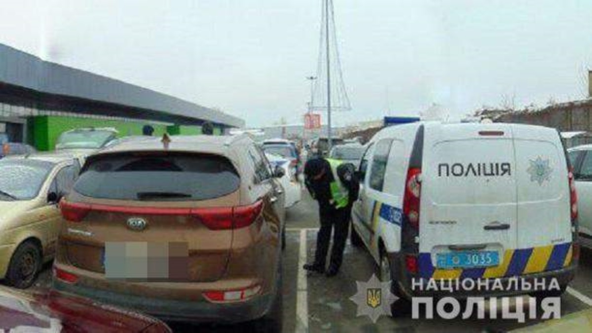 Разбой в Киеве: на женщину напали, когда она садилась в машину с покупками